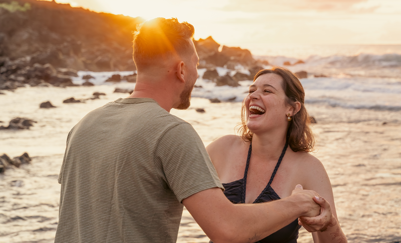 Couple photographié au coucher du soleil à La Réunion